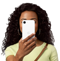 Una persona sostiene un iPhone 16e frente a su cara
