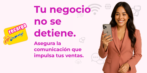Emprendedora recargando Telcel desde su celular